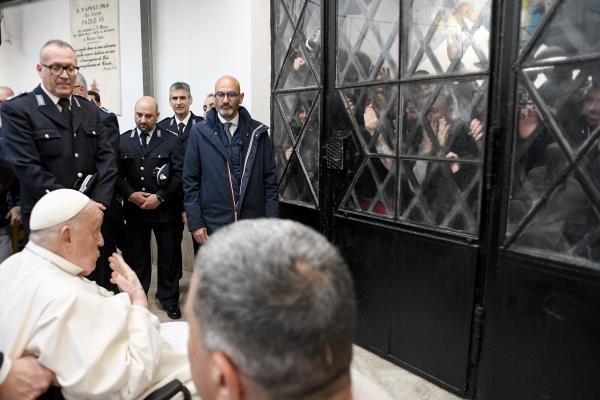 Pope Francis blows kisses to jail inmates