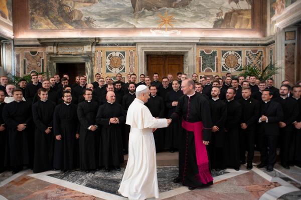 Pope Leo with the rector and seminarians from the Pontifical North American College