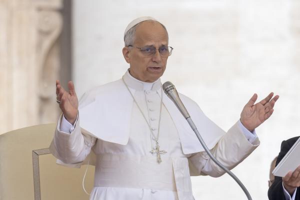 Pope Leo prays at his general audience
