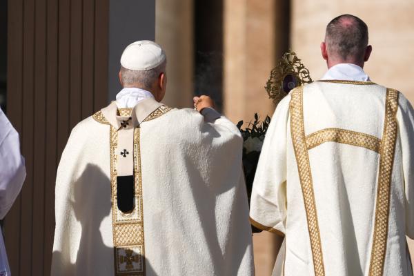 Pope Leo blesses the relics of St. John Henry Newman