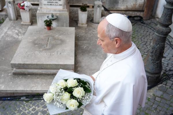 Pope Leo arrives with flowers for a tomb at Rome's Verano cemetery