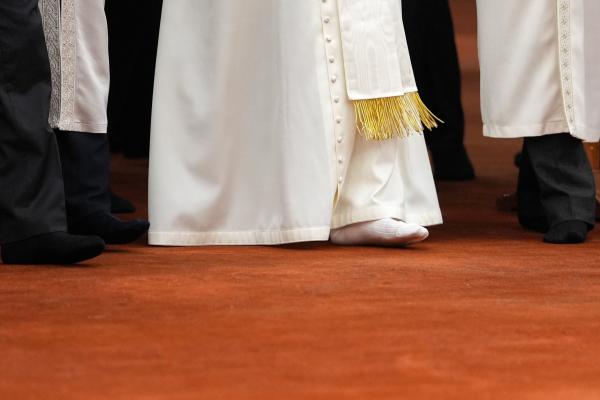 Pope Leo, having removed his shoes, visits Istanbul mosque