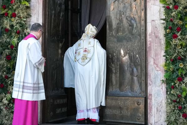 Cardinal James Harvey closes the Holy Door at St. Paul Outside the Walls