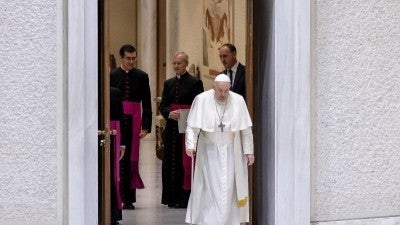 Pope, still suffering from the flu, urges prayers for peace at audience