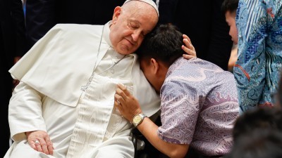 Be pilgrims, not tourists in life, pope tells young people