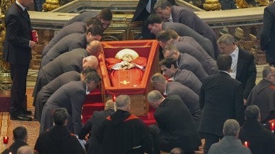 Prayer, pilgrims accompany pope's body to basilica