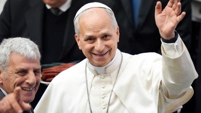 Pope thanks media, urges them to be peacemakers