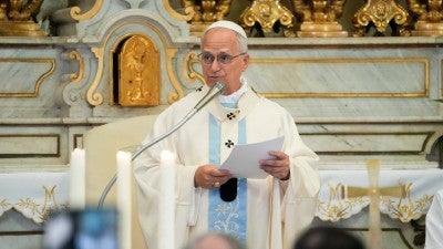 Praying for peace, pope encourages people to look to Mary with hope