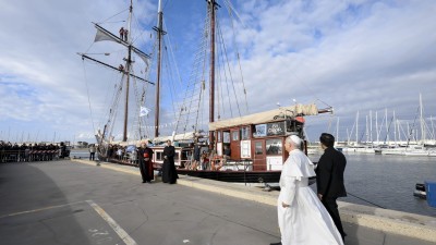 Pope boards sailboat to speak peace with young adults