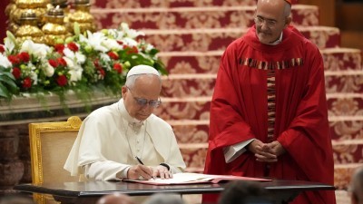 Changing world calls for new commitment to Catholic schools, pope says
