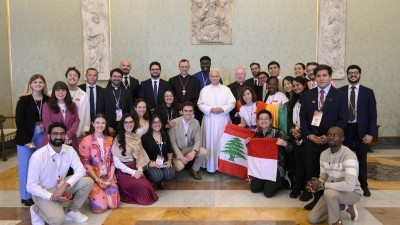 Faith thrives in community, not isolation, pope tells young adults
