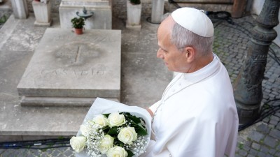 Prayer for beloved dead is sign of hope of being together again, pope says