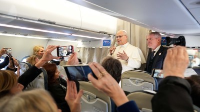 Pope arrives in Turkey giving thanks, preaching peace