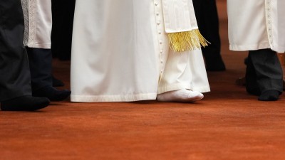 Pope visits famous Istanbul mosque but does not pause to pray