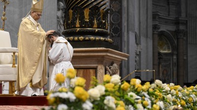 Pope thanks priests, encourages them to share responsibilities with laity
