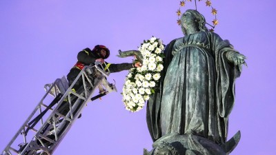 Pope prays Mary will fill believers with hope, inspire them to serve
