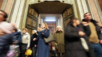 Torrential rains, looming deadline, don't deter last-minute pilgrims