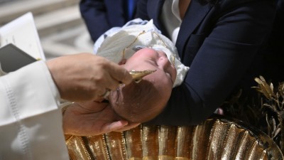 Baptism provides light in darkness, gateway to heaven, pope says