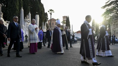 Dare to be free, join exodus away from stagnation, pope says on Ash Wednesday
