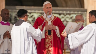 'Lay down your weapons,' pope says in Palm Sunday Mass, calling for peace