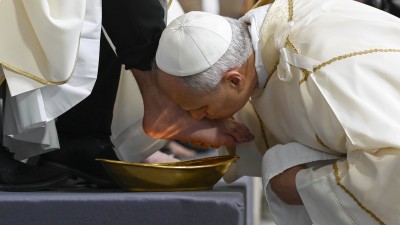 Jesus shows how to give life and freedom, not dominate and destroy, pope says 