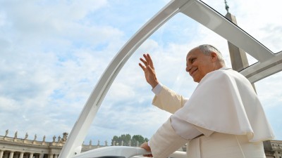Liturgical rites and symbols reveal God's presence, Pope Leo says