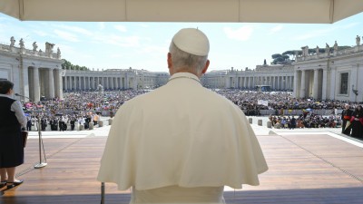 Eucharist transforms believers into Christ's body and counters division, pope says