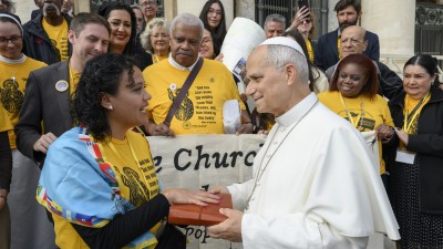 Pope receives letters from ICE detainees, pastoral workers in Chicago