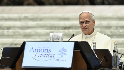 Church must listen to families, young people hesitant to marry, bishops say