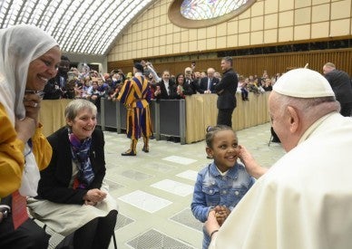 Welcoming migrants, refugees is first step toward peace, pope says