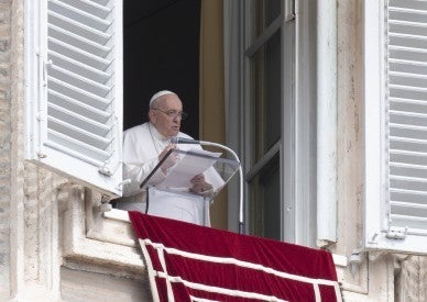 Jesus renews life, hope even when all seems lost, pope says