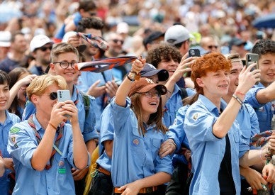 Pope asks Catholics to welcome everyone, create communion