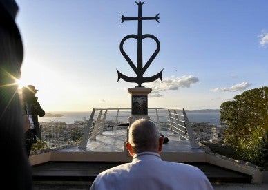 People have a duty to save migrants in danger of drowning, pope says