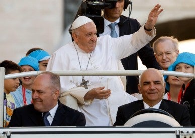 Hope must be restored in communities, young people, pope says