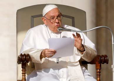Pope responds to cardinals on blessings for homosexuals, female priests