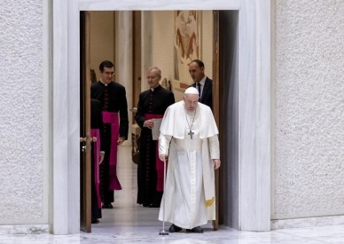 Pope, still suffering from the flu, urges prayers for peace at audience