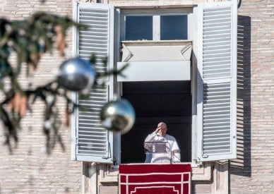 Disconnecting from social media 'essential' to Christian life, pope says