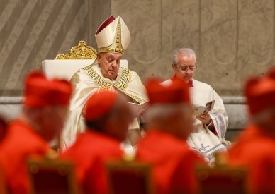 Pope gives thanks for Jubilee preparations at New Year's Eve vespers