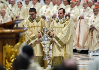 Be 'heralds of hope,' pope asks priests in homily for chrism Mass