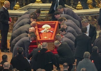 Prayer, pilgrims accompany pope's body to basilica