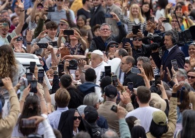Pope thanks nurse for taking him to St. Peter's Square one last time