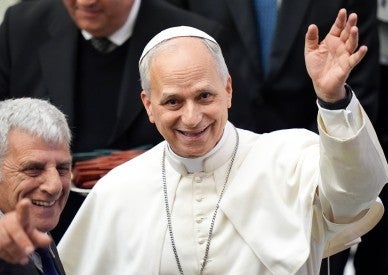 Pope thanks media, urges them to be peacemakers