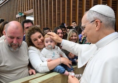 Pope asks Vatican employees to be missionaries, support his ministry