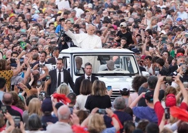 Holy Spirit fosters unity, peace, justice, pope says at Pentecost vigil
