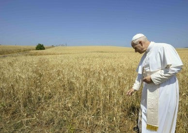 Pope visits Vatican Radio transmission center, site of possible solar farm