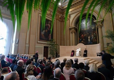 Political leaders must fix wealth gap, promote religious freedom, pope says