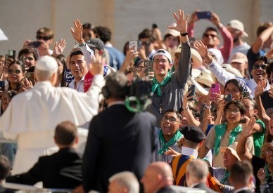 Learning to communicate with honesty, prudence can help heal world, pope says