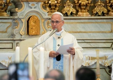 Praying for peace, pope encourages people to look to Mary with hope
