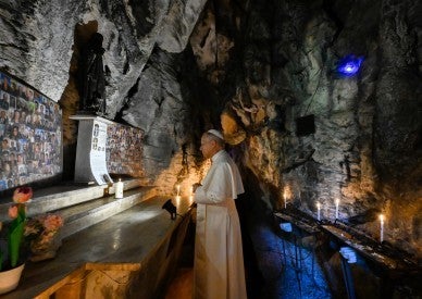 Pope visits mountaintop Marian shrine