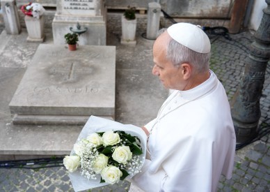 Prayer for beloved dead is sign of hope of being together again, pope says